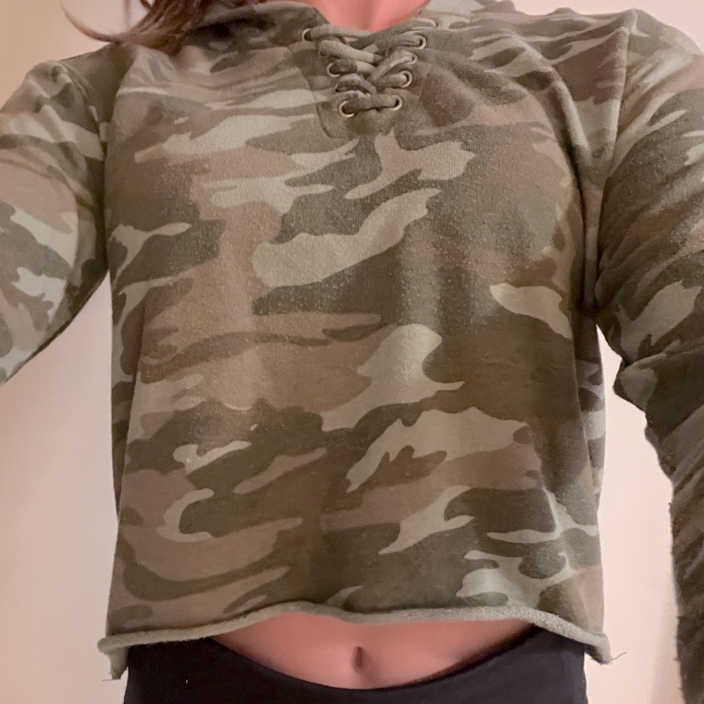 Cropped camo sweatshirt!!!